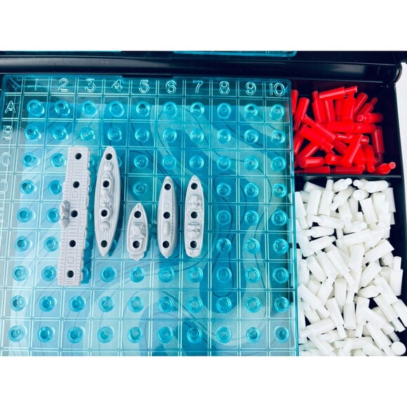 Vintage 1978 BATTLESHIP Game replacement parts pieces‎ - Boats - Red/white Pegs - Picture 1 of 4